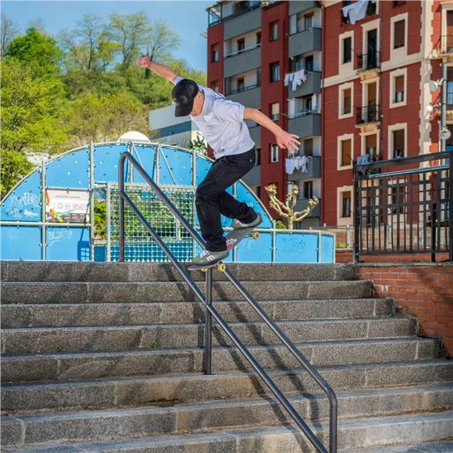 📸 @liam_lefranc in action! 🛹✨ Another day, another impressive stunt! Check out Liam Lefranc pulling off an incredible trick on this rail. Talent and passion are evident in every move.  📸 : @pal_photo Follow us at @mundakaoptic for more awesome skateboarding content! #skatelife #urbanskating #trickoftheday